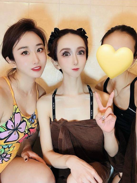 綺麗な美女に囲まれて??