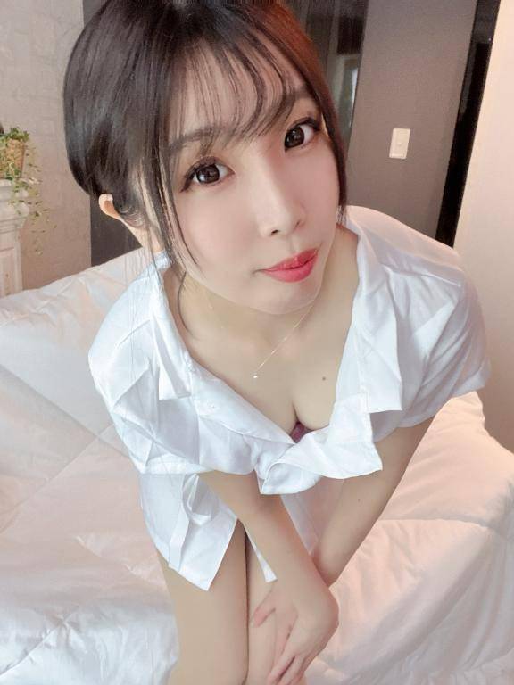 鏡の前でそわそわしてるの🤭